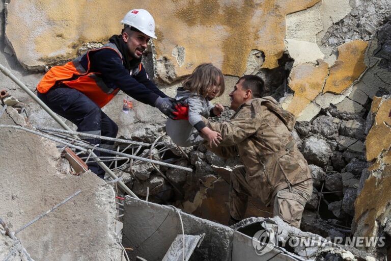 튀르키예·시리아 지진 사망자 하루만에 5천명 넘어서