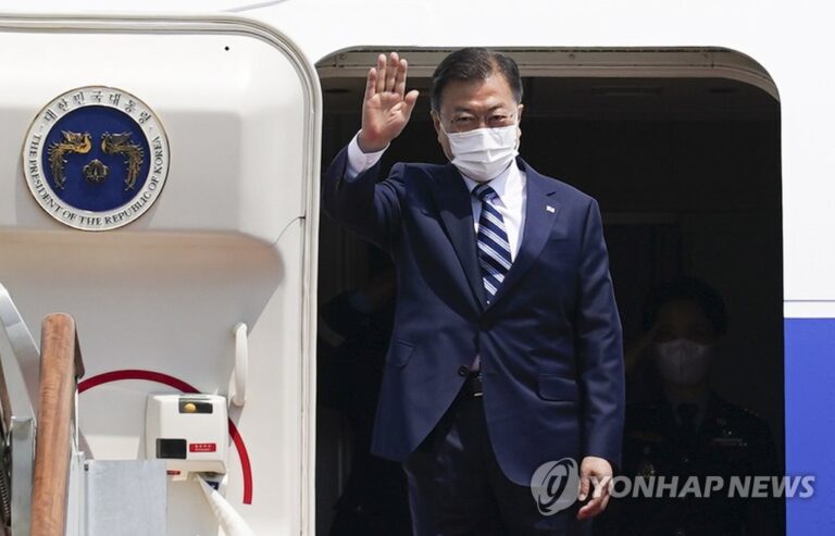 방미길 오른 문대통령,코로나로 영부인 동반없이 ‘실무중심’으로