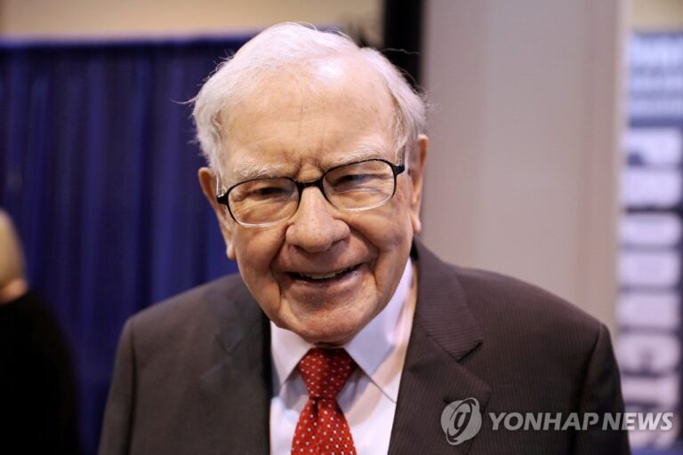 워런 버핏 “부양책 덕분에 미 경제 부활…애플 매도는 실수”