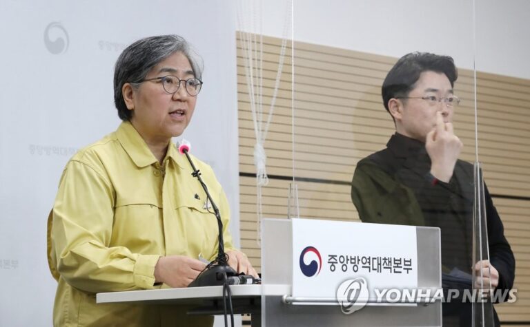 한국 방역당국,”매년 백신맞으며 코로나와 살아야..”