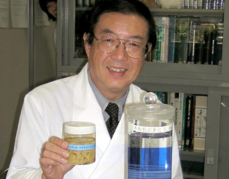 15년간 자기 몸에 기생충 기르며 연구한 일본 기생충학자 사망