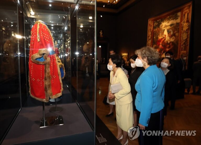 김정숙 여사, 고종이 오스트리아에 보냈던 ‘왕자 갑옷’ 관람 김정숙 여사, 고종이 오스트리아에 보냈던 ‘왕자 갑옷’ 관람