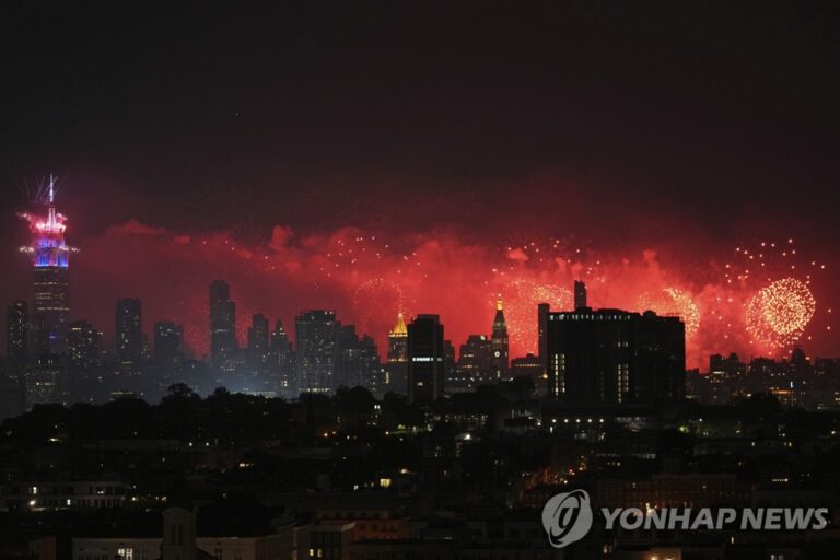 뉴욕 상공의 불꽃 6만5천발… 코로나 독립선언! 뉴욕 상공의 불꽃 6만5천발… 코로나 독립선언!