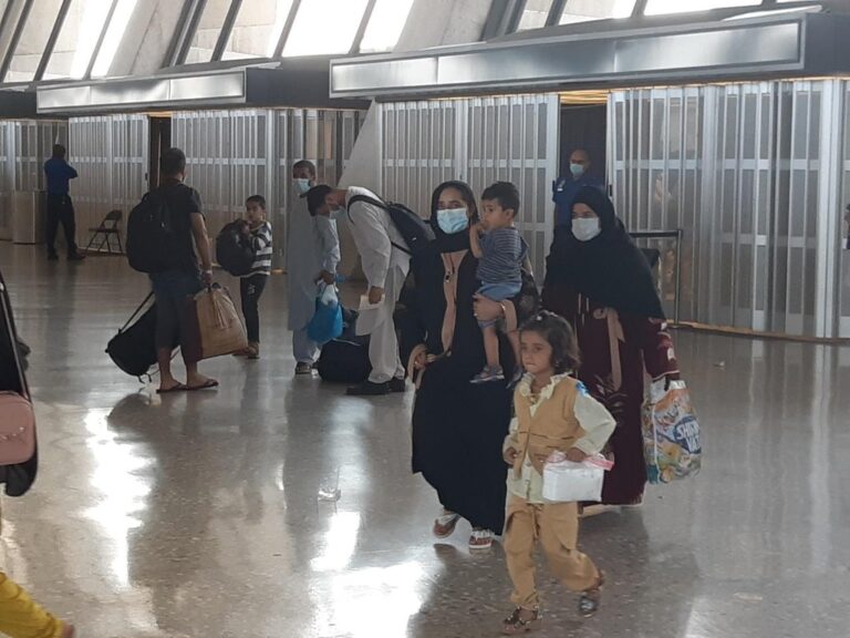 지친 몸 끌고 미국 도착한 아프간인…안도와 불안 교차