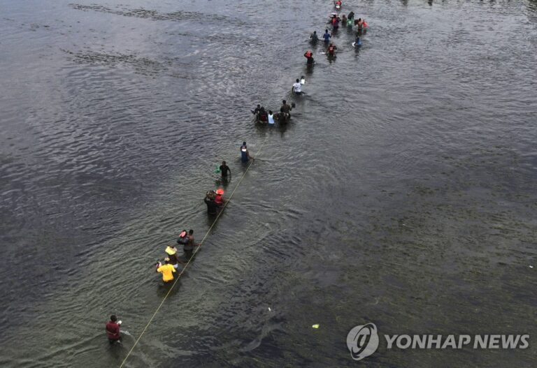 리오그란데강 건널까 말까, 진퇴양난 아이티인들 리오그란데강 건널까 말까, 진퇴양난 아이티인들