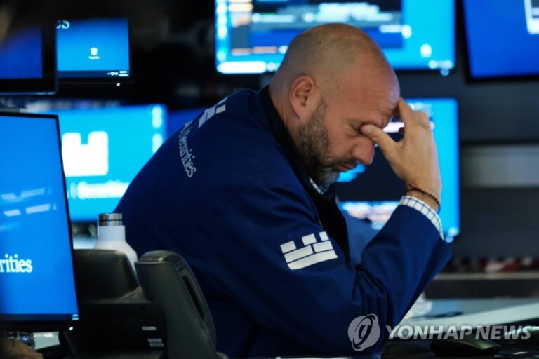 먹통사태 겹친 페이스북 최악의 하루…주가 4.89%↓