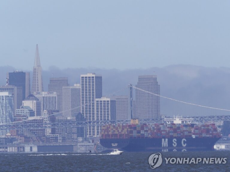 미 8월 무역적자 4.2%↑…두달만에 역대 최대 기록 미 8월 무역적자 4.2%↑…두달만에 역대 최대 기록