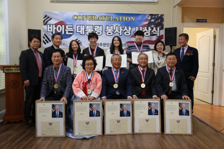 [영상] 이근수. 김백규 회장. 미라 강 양 등 10명 대통령봉사상 수상