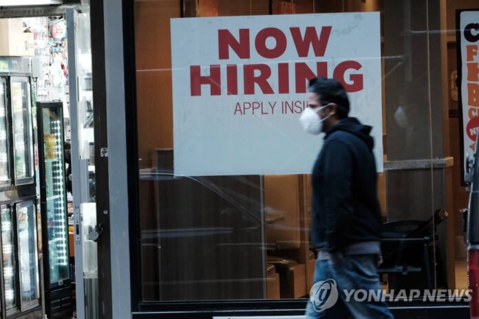 채용공고를 붙인 미국 뉴욕시의 한 패스트푸드 식당 앞을 지나는 남성[AFP게티이미지 연합뉴스 자료사진
