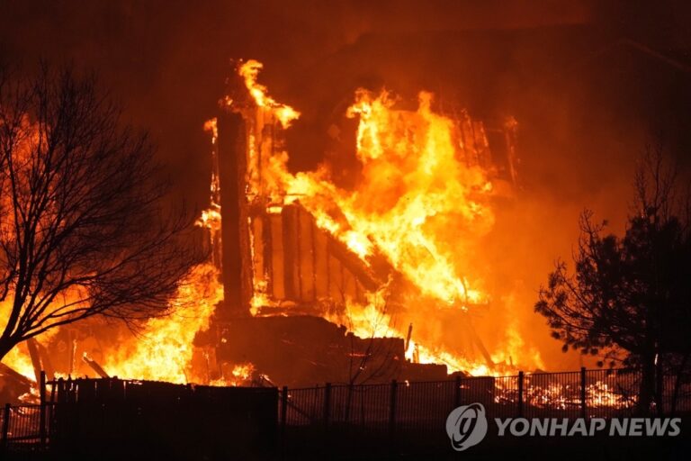 콜로라도, 대형 산불에 집 수백채 불타…3만여명 대피령