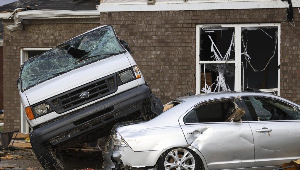 토네이도가 내팽개친 차량들(볼링그린 AP=연합뉴스)