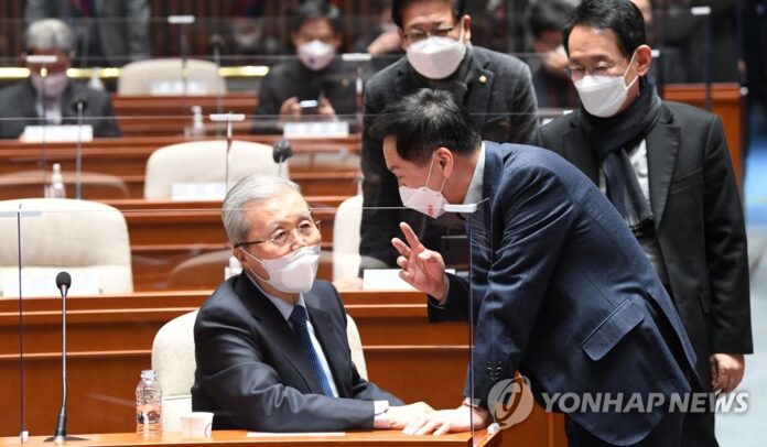 김기현, 김도읍과 대화하는 김종인