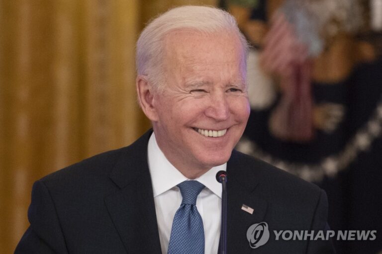 [영상]바이든의 마이크 실수?…기자회견 직후 “멍청한 XX” 욕설  송고시간2022-01-25 12: