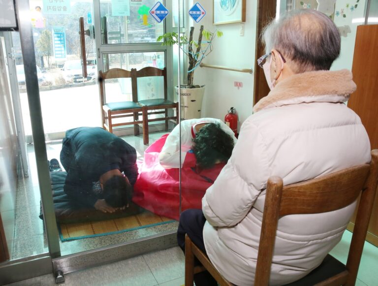 “구순 어머니께 유리문 넘어 세배만, 가슴 미어져”
