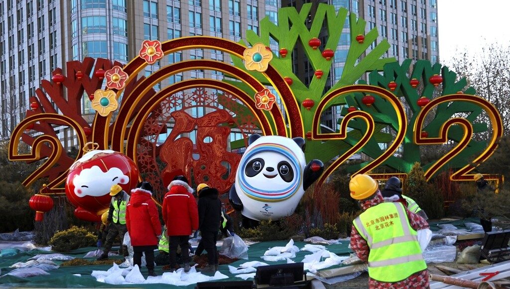 올림픽 개막 앞두고 중국 베이징에 세워지는 마스코트 조형물(연합뉴스)