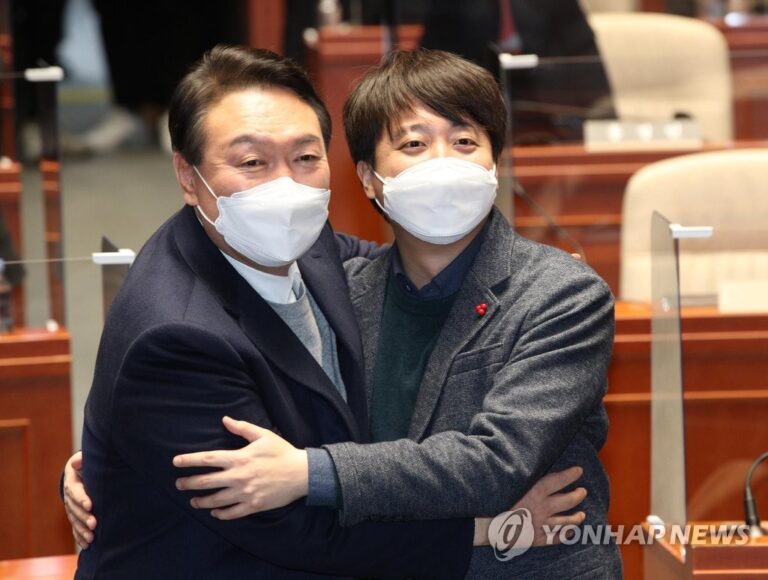 尹·李, 16일만 의총서 극적 화해 ‘원팀 포옹’…”힘 합해 승리” 尹·李, 16일만 의총서 극적 화해 ‘원팀 포옹’…”힘 합해 승리”