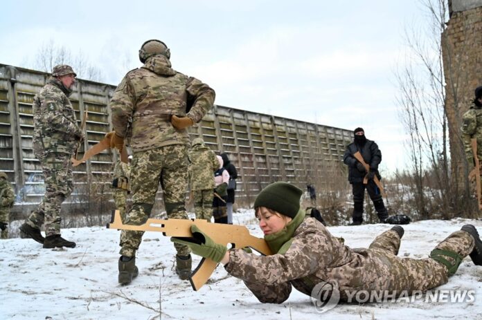 지난달 말 러시아 침공 대비 훈련하는 우크라이나 향토방위군 (AFP=연합뉴스
