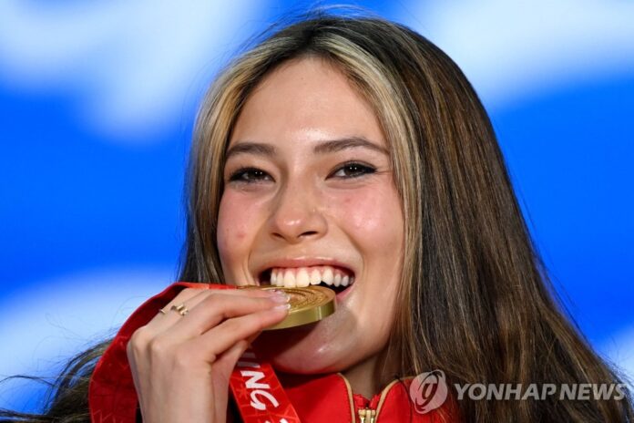 금메달 깨물어 보는 에일린 구(AFP=연합뉴스)