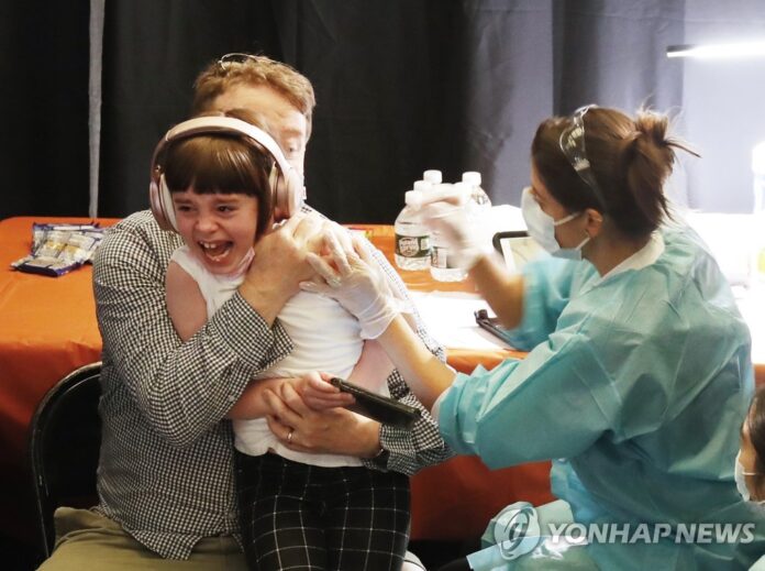 미국 뉴욕에서 백신을 접종하는 8세 어린이