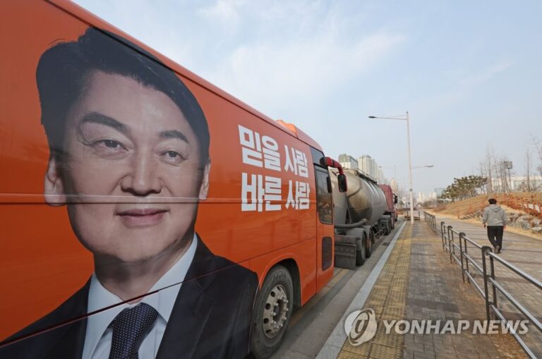 안철수 유세버스서 2명 숨진채 발견…일산화탄소 중독여부 조사