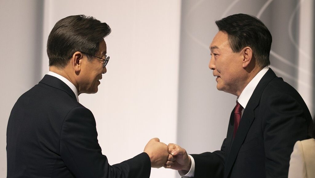 주먹인사하는 이재명 후보와 윤석열 후보
