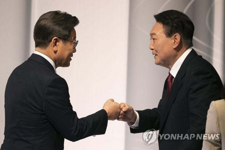 핵공유 공방…李 “하도 왔다갔다 하셔서” 尹 “그런 적 없다”