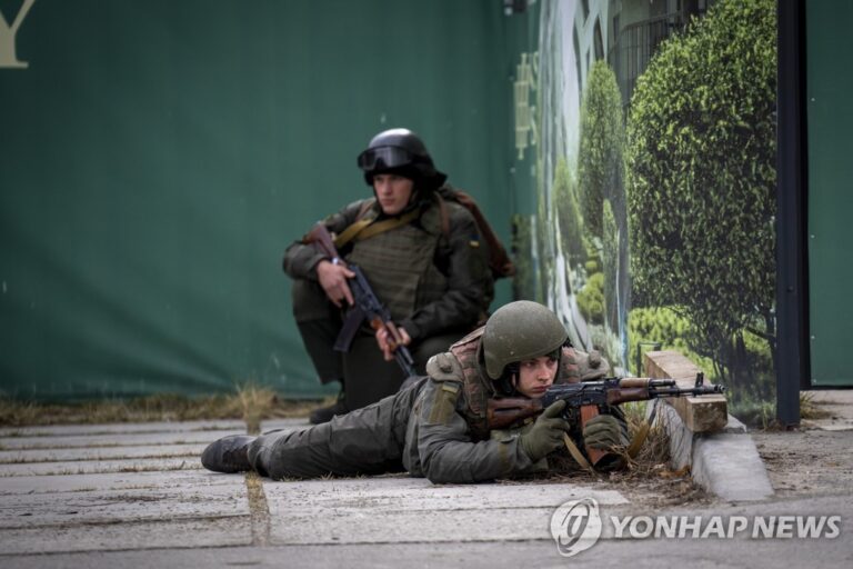 [우크라 침공] 러, 우크라군에 사실상 ‘항복’ 요구