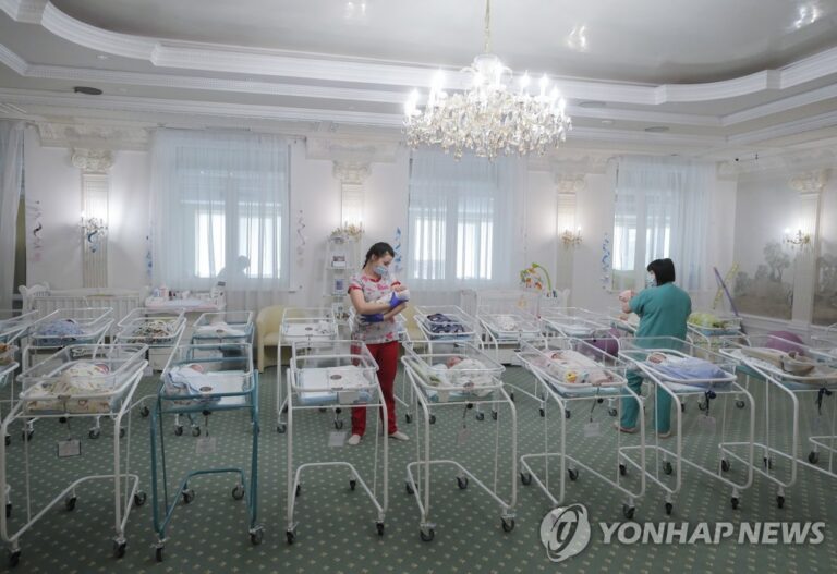 [우크라 침공] 우크라서 대리모 출산한 각국 부모들도 ‘발 동동’