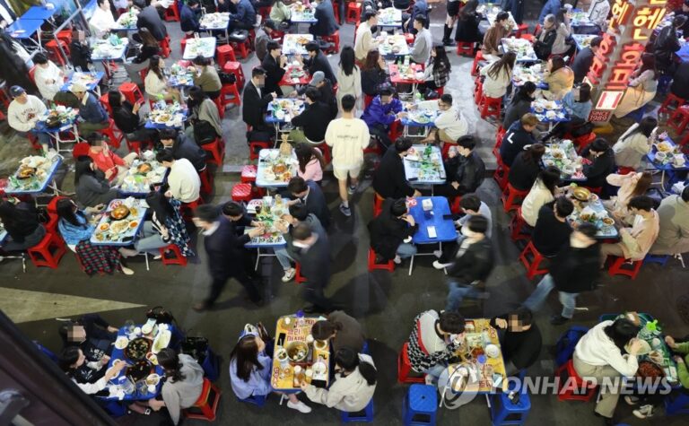 ‘사회적 거리두기 전면 해제’ 첫날 한국은? ‘사회적 거리두기 전면 해제’ 첫날 한국은?