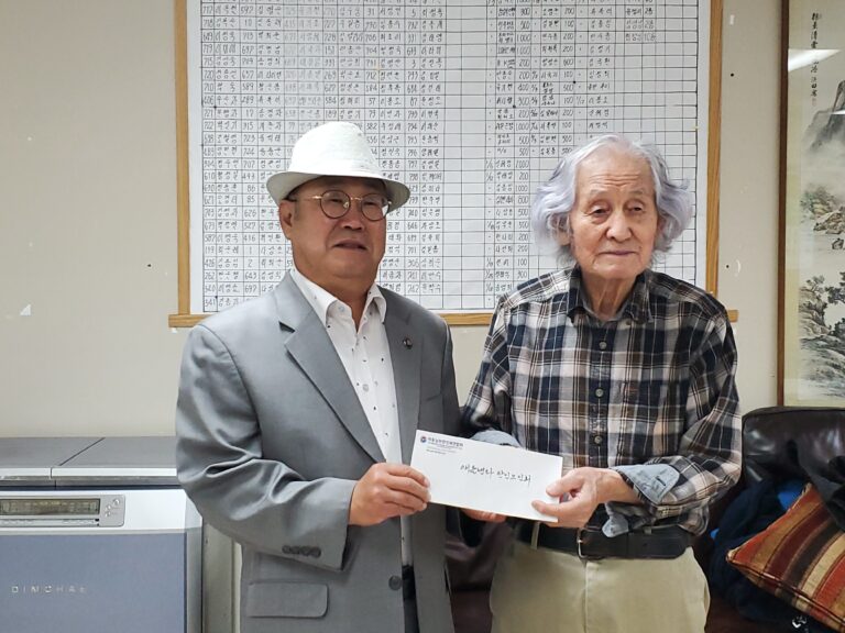 [포토] 동남부연, 노인회에 성금 전달