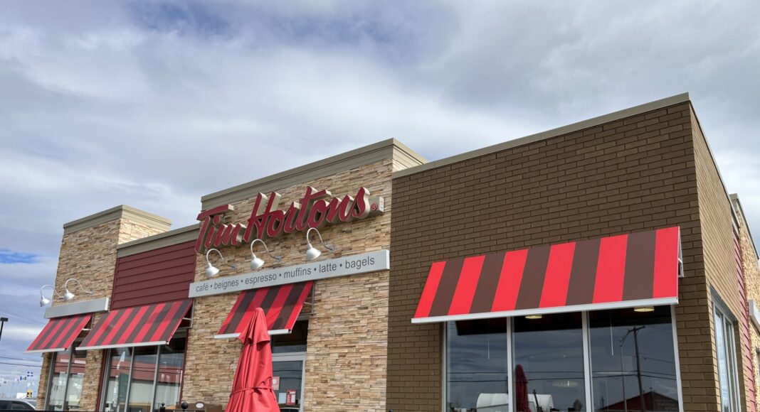 퀘벡 시와 퀘벡 주의 몬트리올 사이에 있는 팀 홀튼