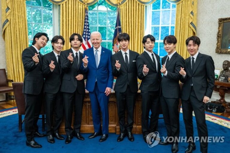 바이든과 ‘손가락 하트’ 사진찍은 BTS…’선한 영향력’ 세계 과시 바이든과 ‘손가락 하트’ 사진찍은 BTS…’선한 영향력’ 세계 과시