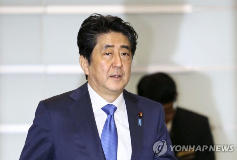 [속보] “아베, 유세 중 산탄총 맞아 심폐 정지 상태”[NHK]