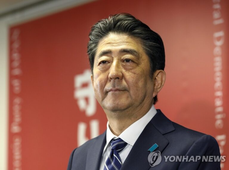 日우익 상징 아베, 유세중 총격 사망…용의자는 전직 자위대원