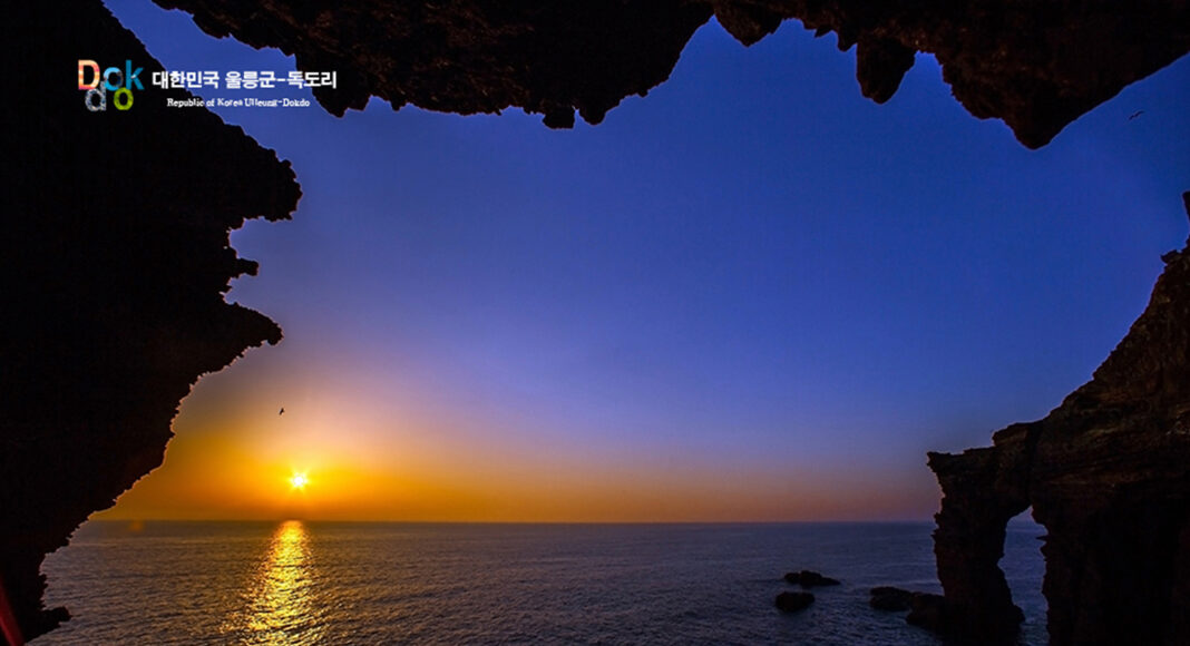 동도 독립문 바위의 해맞이-A