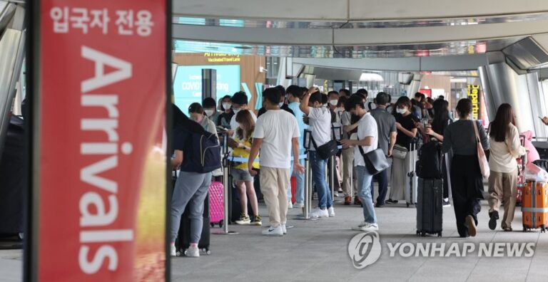 오늘부터 입국전 코로나19 검사 안 한다…입국후 검사는 유지