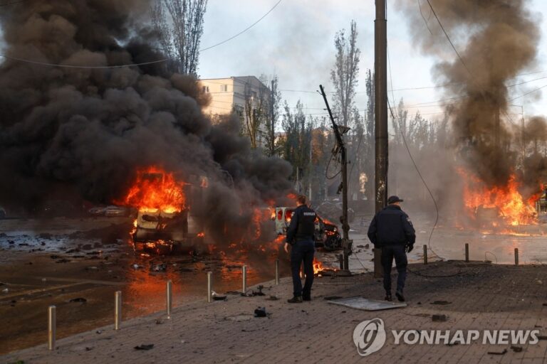 70일만에 공격받은 키이우, 출근길 도심 피투성이에 곳곳 불바다