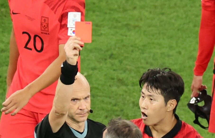 레드카드 받는 벤투 감독(알라이얀 연합뉴스)