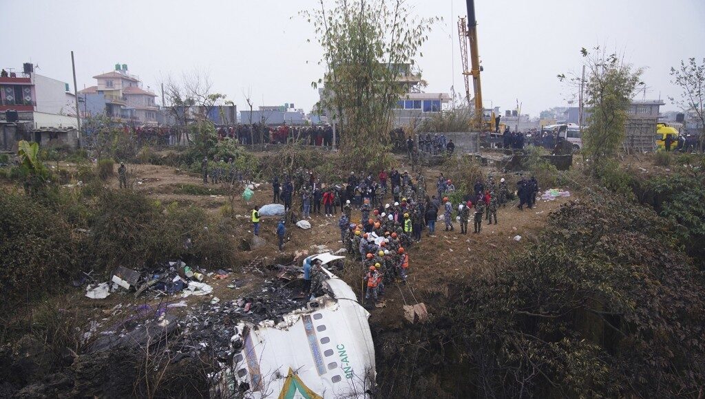 네팔 여객기 추락 현장서 실종자 수색하는 구조대
