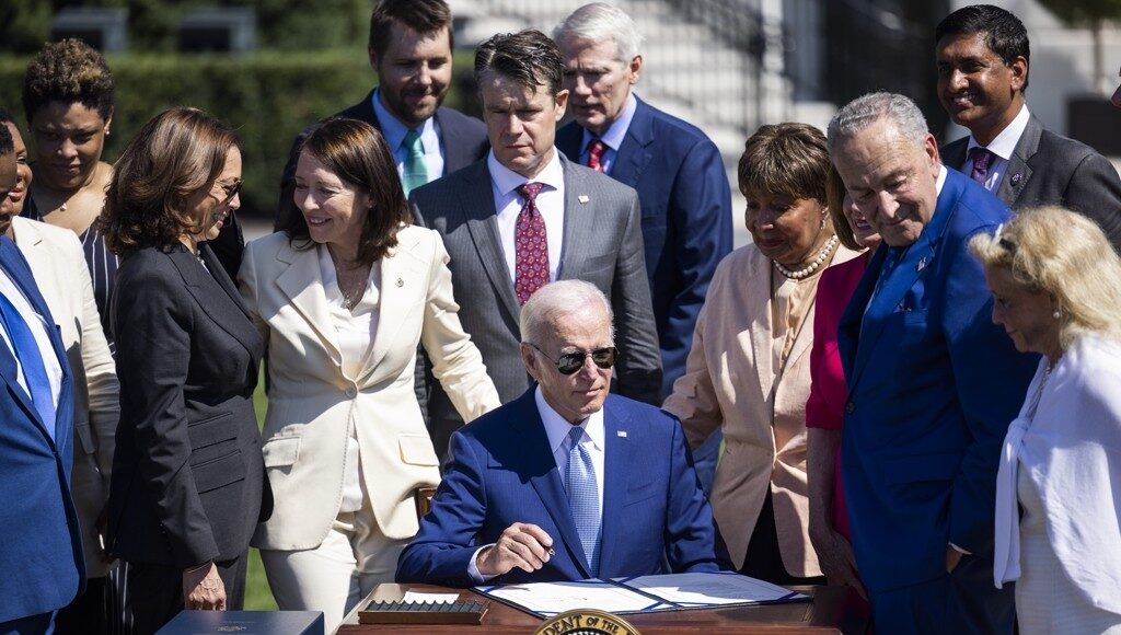 반도체 산업육성법 서명하는 바이든