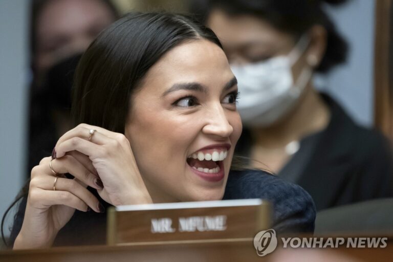 사면초가 틱톡에 AOC 의원 “퇴출 반대”