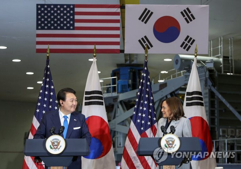 尹, 해리스 부통령과 나사 방문…美 유인 달탐사 계획에 본격 참여 尹, 해리스 부통령과 나사 방문…美 유인 달탐사 계획에 본격 참여