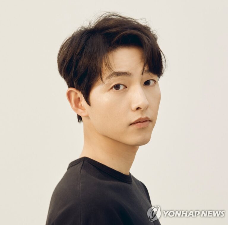 영화 ‘화란’으로 데뷔 15년만 칸 입성 송중기 “세계 무대 영광” 영화 ‘화란’으로 데뷔 15년만 칸 입성 송중기 “세계 무대 영광”