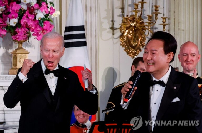 [영상] “노래하는 대통령” 백악관 만찬장 환호, 외신도 집중 보도