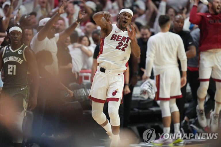 마이애미 버틀러 56점 폭발…NBA 승률 1위 밀워키, PO 탈락 위기 마이애미 버틀러 56점 폭발…NBA 승률 1위 밀워키, PO 탈락 위기