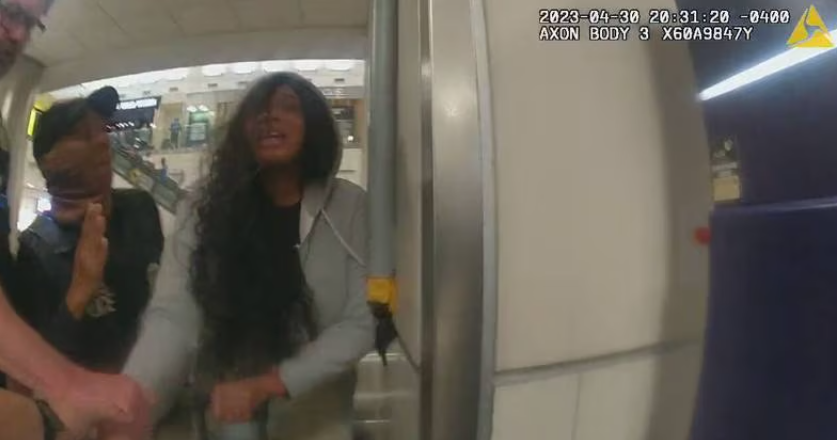 항공사 직원 폭행 여성 체포돼ㅇ 채널 2 캡쳐