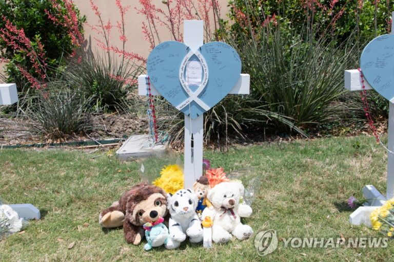 달라스한인회, 총격희생 한인 분향소 설치.. 미언론 “사랑스러웠던 아이” 집중 조명 달라스한인회, 총격희생 한인 분향소 설치.. 미언론 “사랑스러웠던 아이” 집중 조명