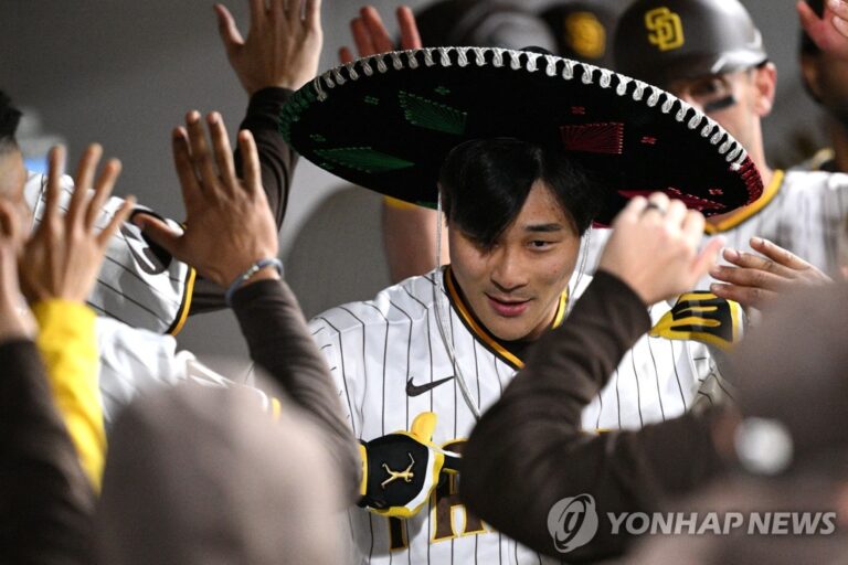 김하성 결승 스리런 홈런 작렬…MLB 통산 100타점 돌파 김하성 결승 스리런 홈런 작렬…MLB 통산 100타점 돌파