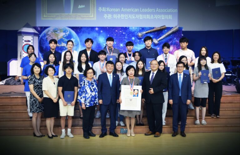바이든 대통령 사회봉사상 시상식 열려
