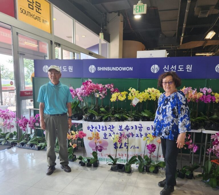 [포토] “꽃사세요, 호접란” 메가마트서 한인회관 기금 열려